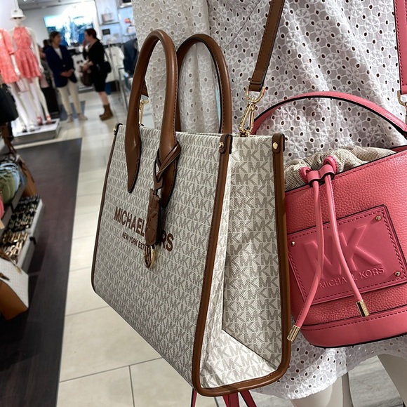 Michael Kors "Mirella" MD EW Tote Vanilla Shoulder Tote
35F2G7ZT2B - NWT - Picture 9 of 16